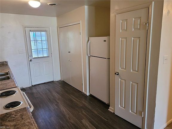 4th image of 9511 Chesapeake St APT B