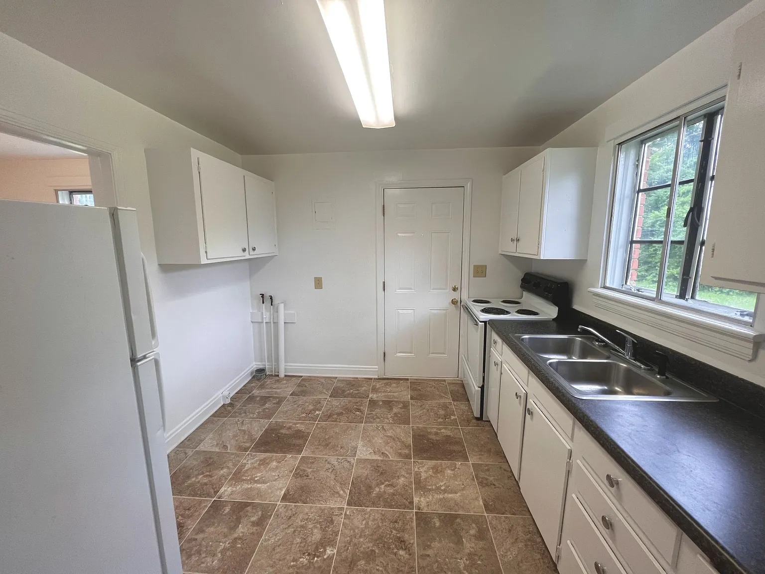 3 bed, 933 sqft, $1,695 — Photo 2