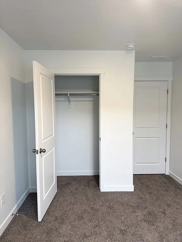 1 Female Room + Large Private Bathroom Available — Photo 4
