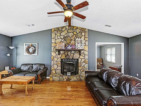 3rd image of 124 Collins Ln