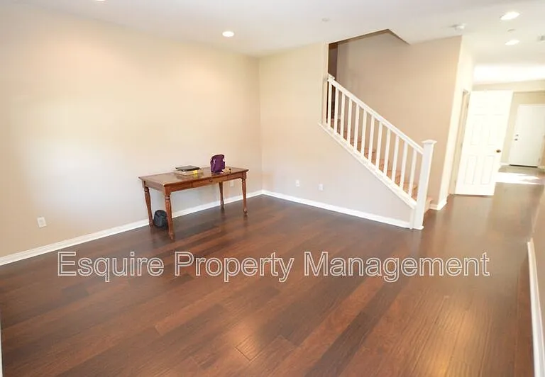 3246 N Ventura Rd — Photo 2