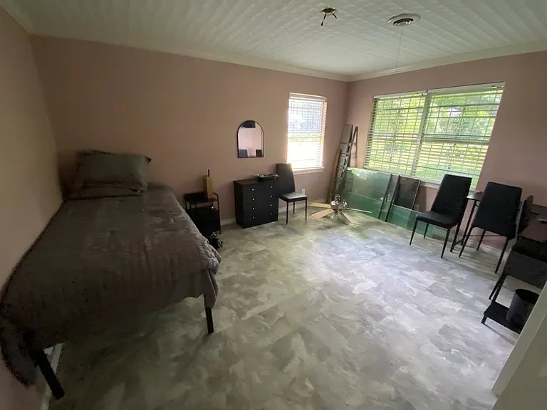 1025 Henderson Ave — Photo 11