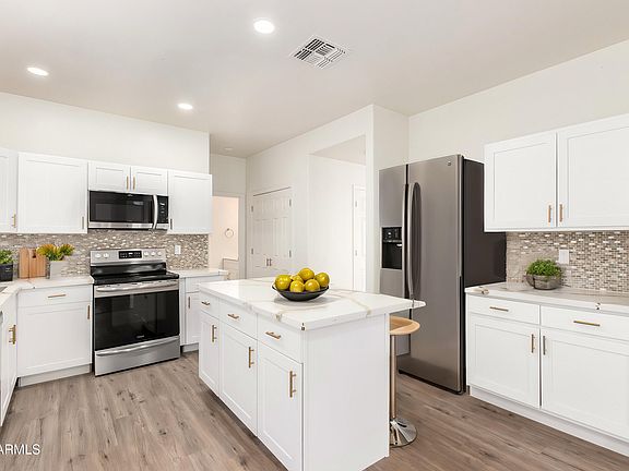 3rd image of 6338 W HILTON Avenue