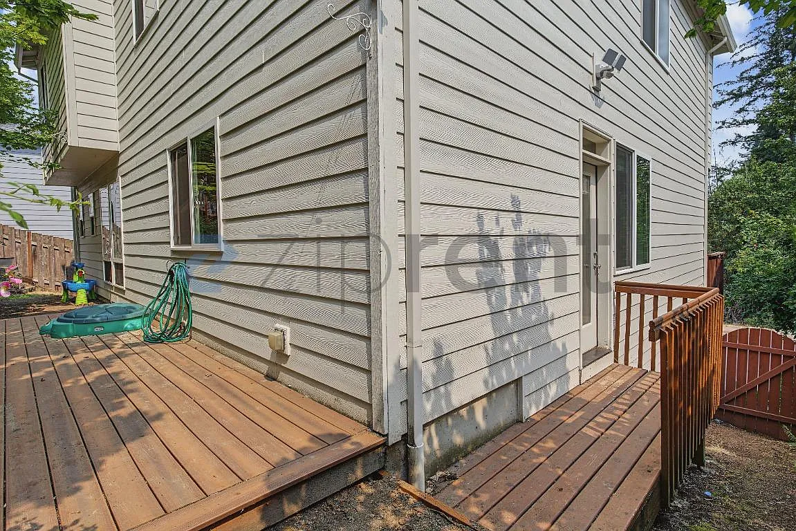 4 bed, 2.5 bath, 2300 sqft, $3,000 — Photo 3
