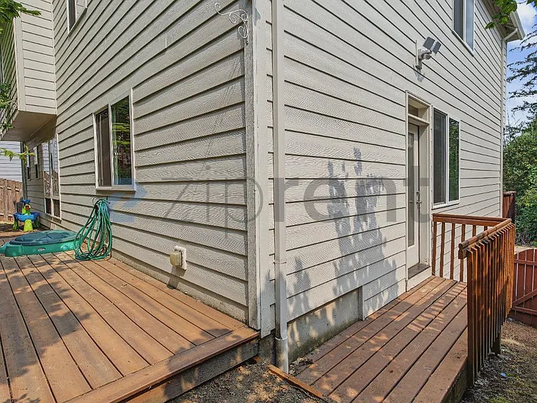 18052 SW Loxley Dr — Photo 3