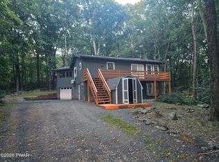 109 Village Ln, Hawley, PA 18428
