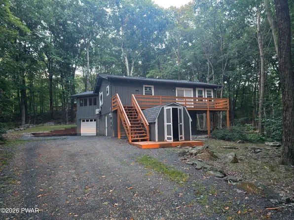 109 Village Ln, Hawley, PA 18428