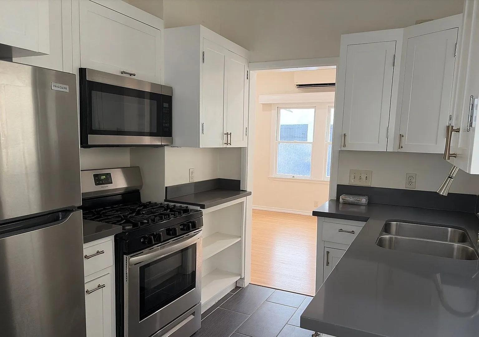 HKO-852 N. Oxford Ave. — Photo 1