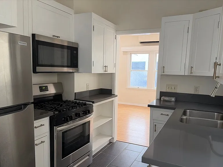 852 N Oxford Ave — Photo 1
