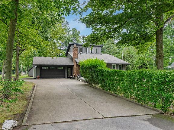 2nd image of 4905 Mapleview Cres