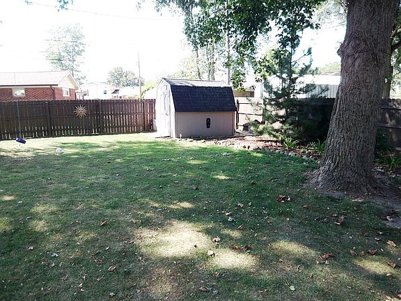5th image of 200 W Meadowlark Dr