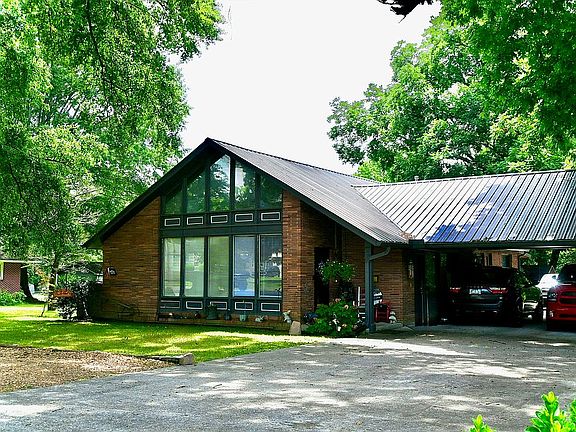 4th image of 605 N Main St