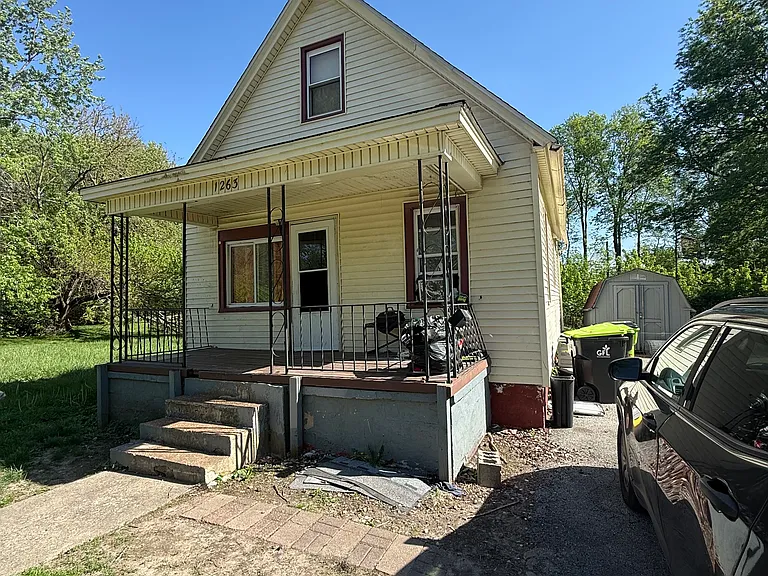 1263 W Green St — Photo 1