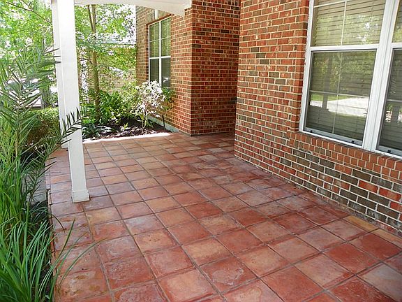 Large front porch welcomes you to the home and has a ceiling fan!