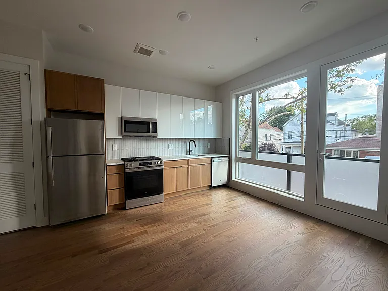 40 Lembeck Ave #21E — Photo 3