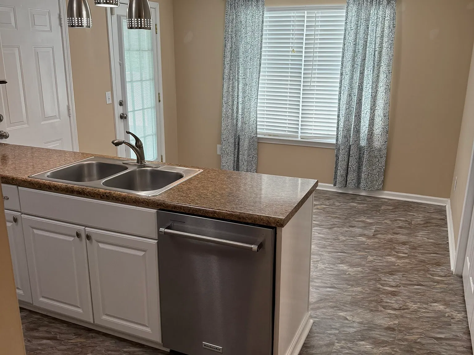 3 bed, 2.5 bath, 1808 sqft, $2,200 — Photo 4