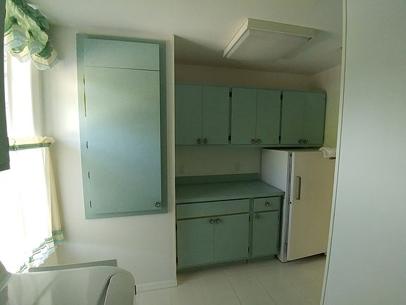 Laundry w/ Dumbwaiter