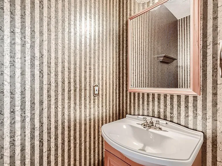 390 Saddle Bridge Dr — Photo 13
