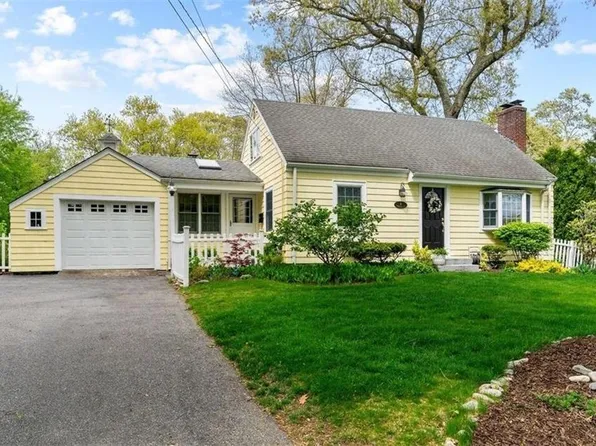 8 Connecticut Ave, Barrington, RI 02806