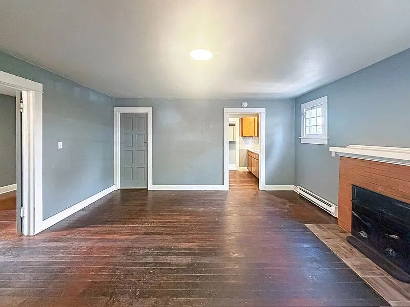 3 bed, 1.0 bath, 1000 sqft, $2,195 — Photo 2