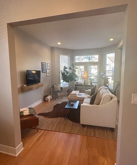 1039 W Roscoe St #2FF — Photo 3