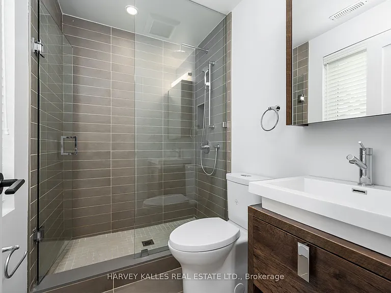 Lawrence Ave W — Photo 21