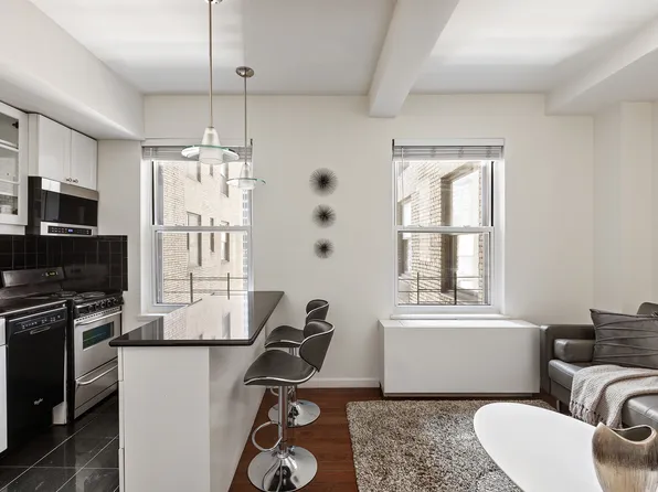 150 West 51st Street 1017 image 2 of 5