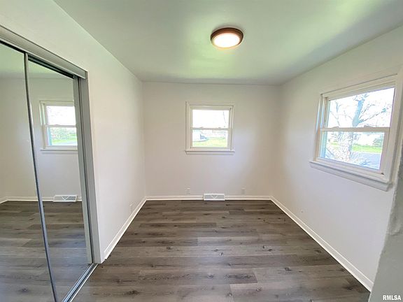 3rd image of 2308 W Richwoods Blvd