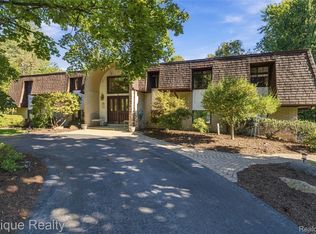 1570 Lomond Ln, Rochester Hills, MI 48309