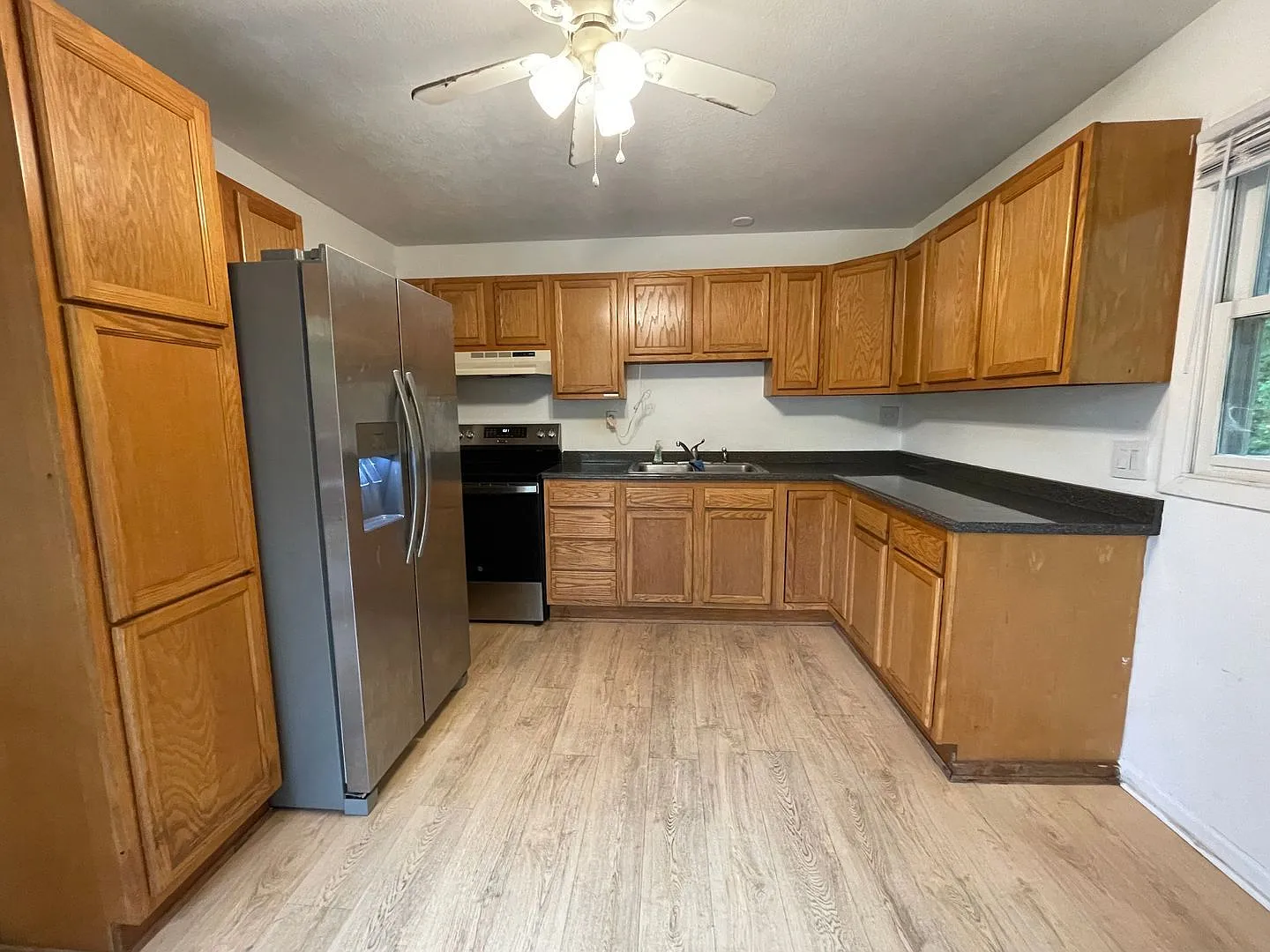 3 bed, 1.0 bath, 1413 sqft, $1,495 — Photo 3