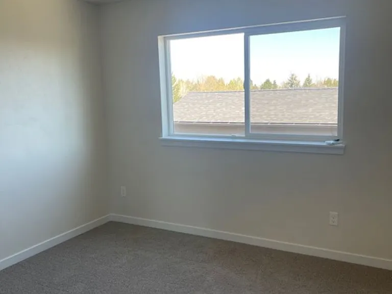 944 NE Paula Dr — Photo 6