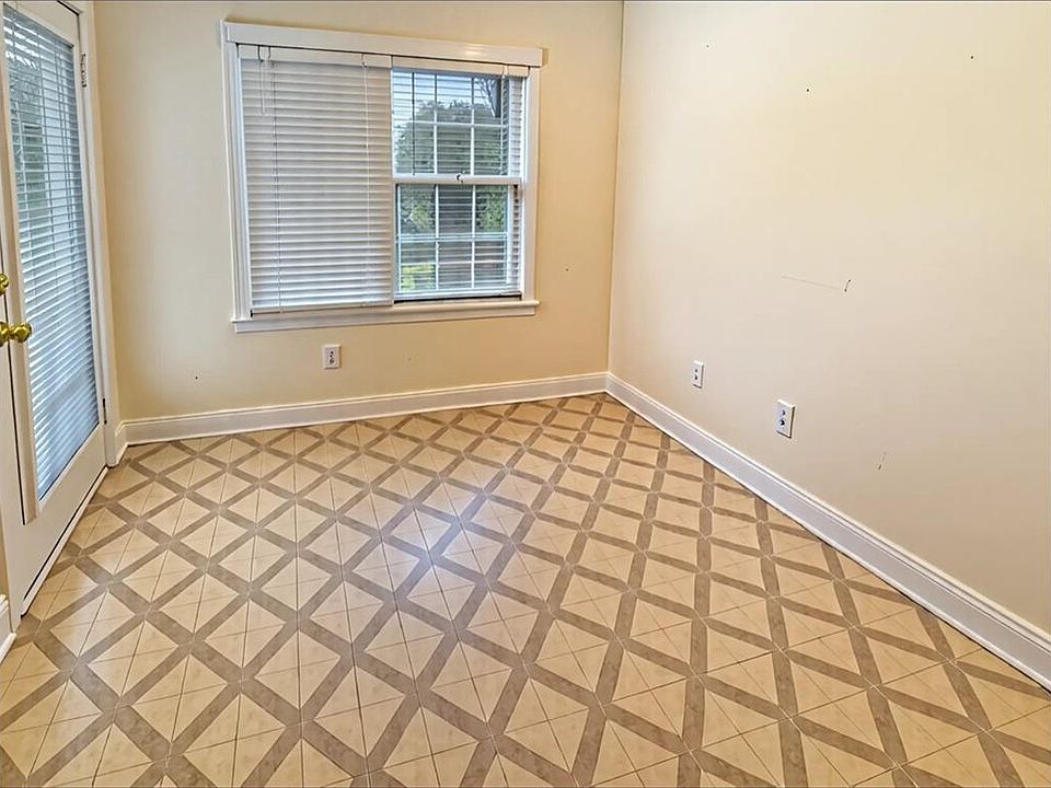 1st image of 440 Wood Ln