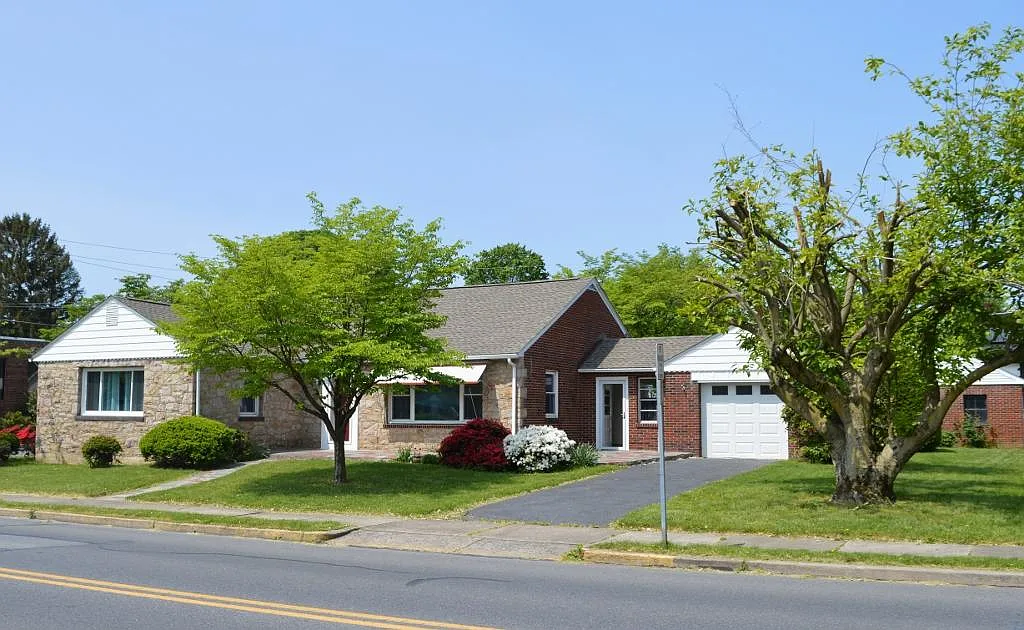 3 bed, 2500 sqft, $2,850 — Photo 1