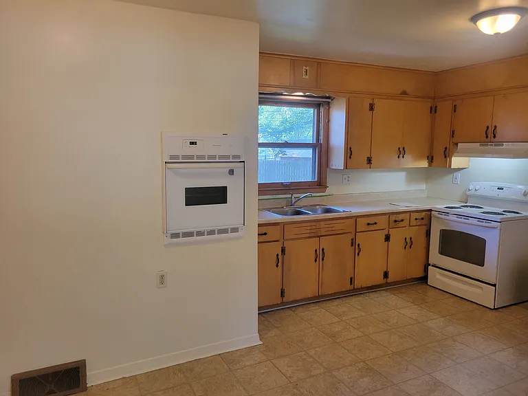 418 E Washington St — Photo 4