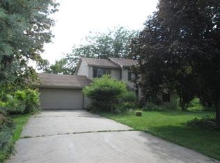 12158 Twin Oaks Ct, Sycamore, IL 60178