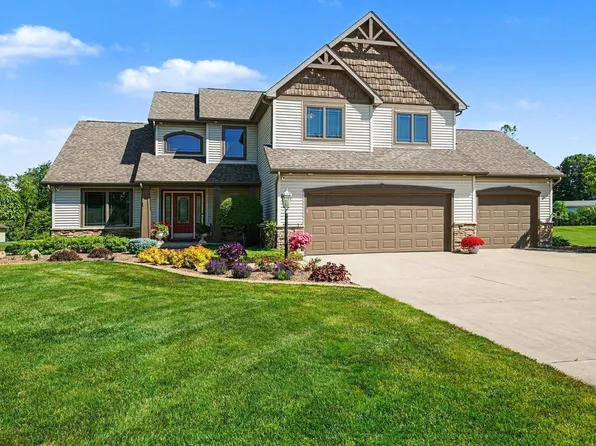 30081 Quail Pointe Dr, Granger, IN 46530