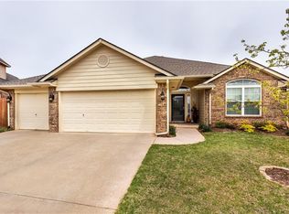 2113 SE 9th St, Moore, OK 73160