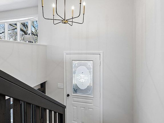 5th image of 104 Laurie Cir