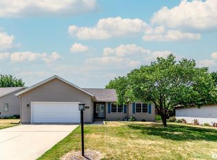 1600 Vista Grande Dr, Pekin, IL 61554