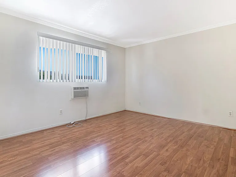 1642 E Hillcrest Dr — Photo 10