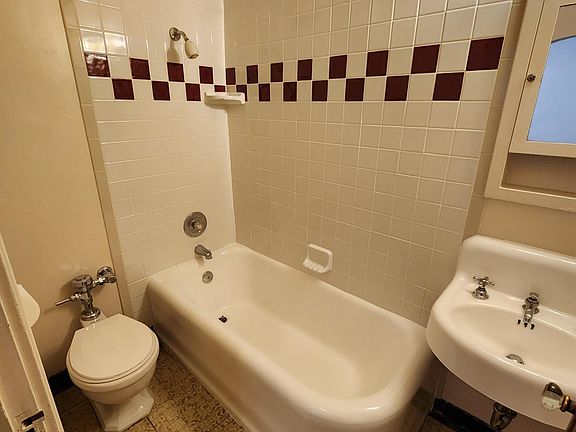 2nd image of 1915 Hewitt Ave #206