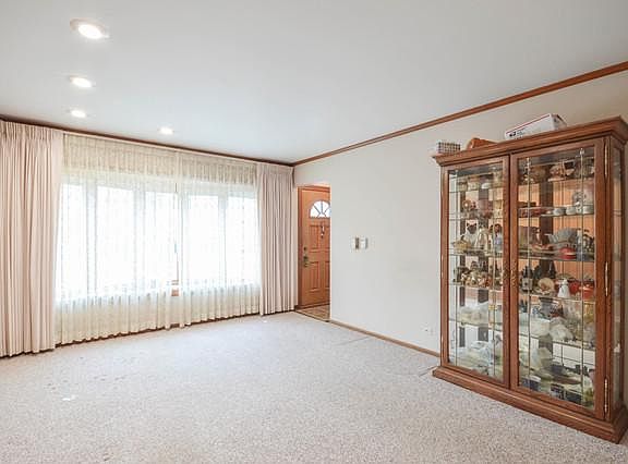 3rd image of 8506 N Oriole Ave