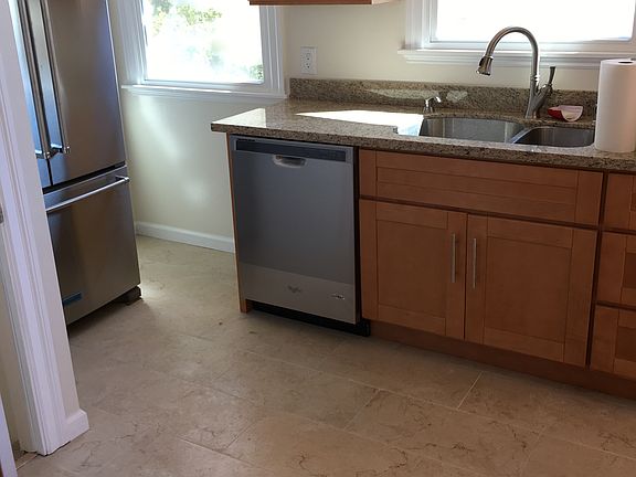 4th image of 514 Athol Ave
