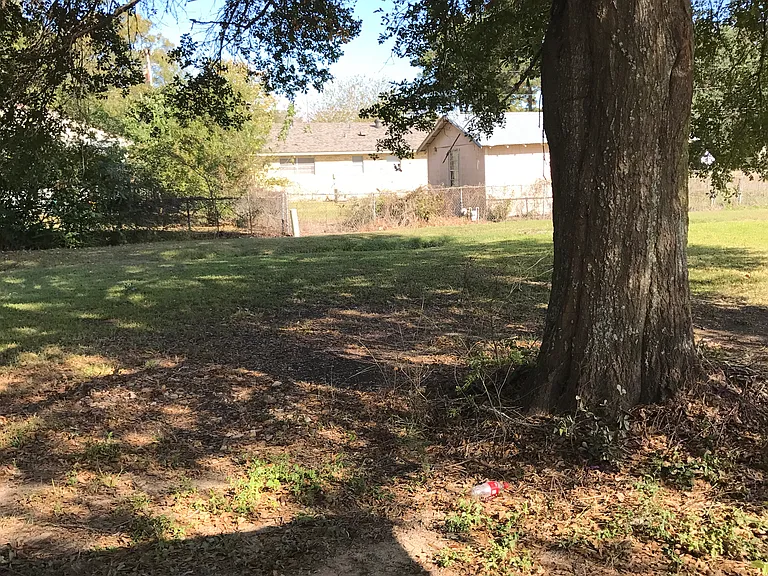 1910 W Oak Ave — Photo 19