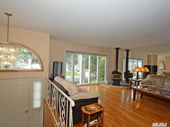 3rd image of 28 Sterling Ln