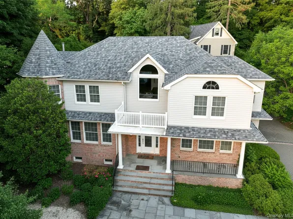 15 Church Street, Roslyn, NY 11576