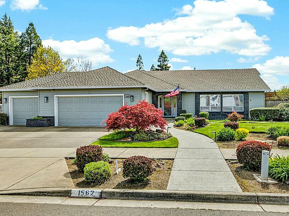 3rd image of 1562 Ridge Way