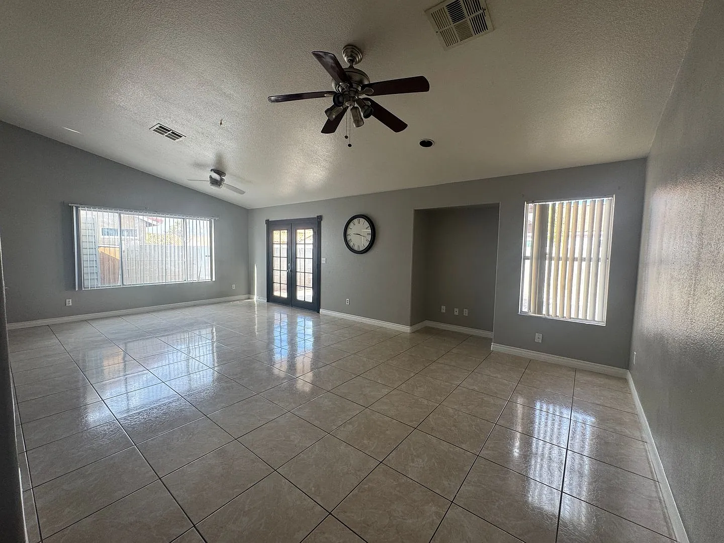 single-story home features 3 bedrooms, 2 bathrooms, and approximately 1,462 sq. ft. — Photo 3