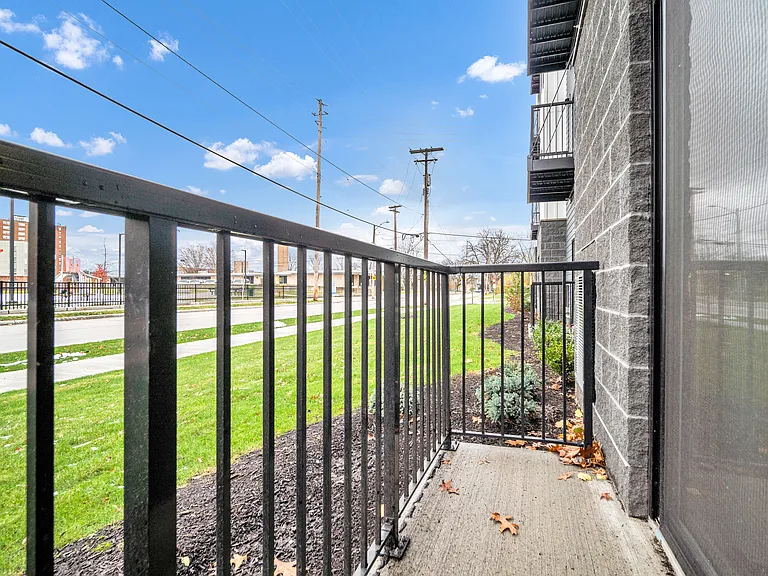 Park Lamont Apartments & Townhomes — Photo 8