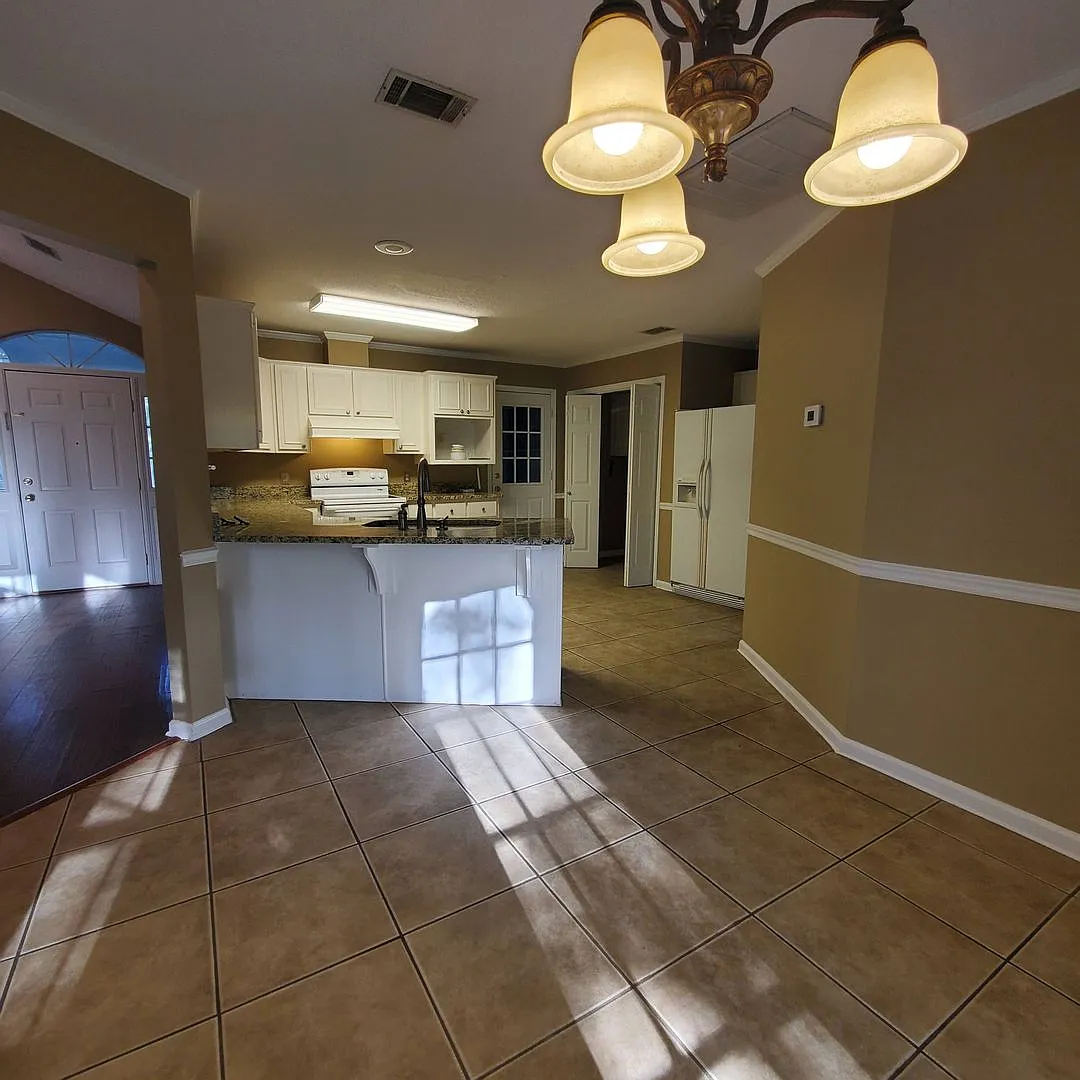 Charming 3-Bedroom Home in Wood Valley Subdivision - Valdosta, GA- Fenced in Back Yard — Photo 3
